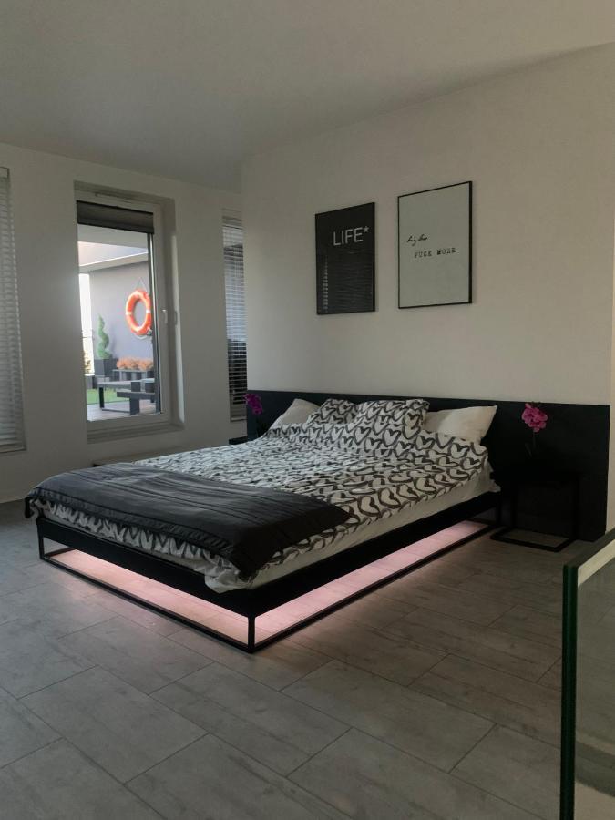 Appartamento Two-Levels Penthouse With A Garden In The City Center Łódź Esterno foto
